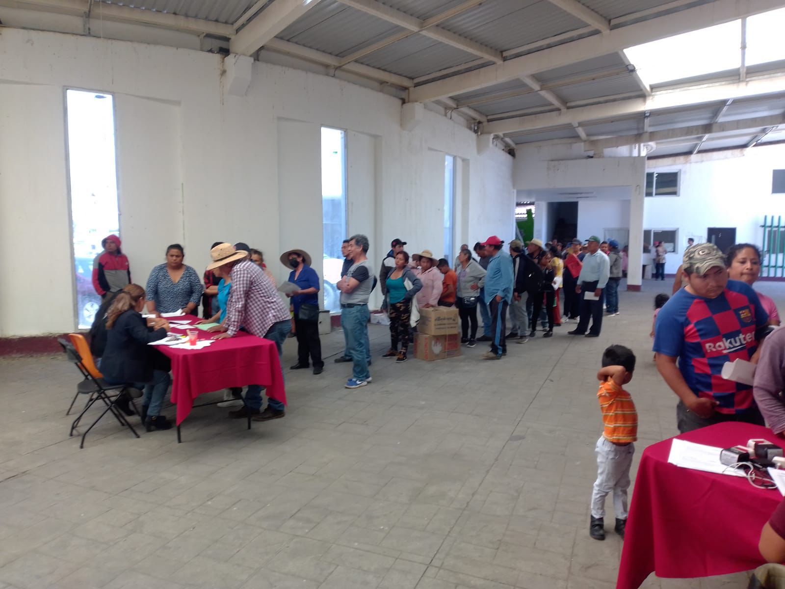 Beneficia Ayuntamiento de Chiautempan a familias con paquetes de especies menores